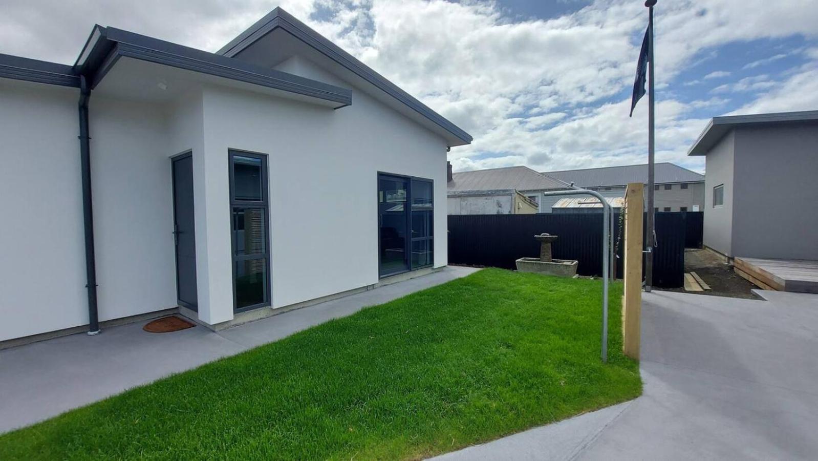 Sleek Suite By The Sand 1-Bedroom Dunedin Exterior photo