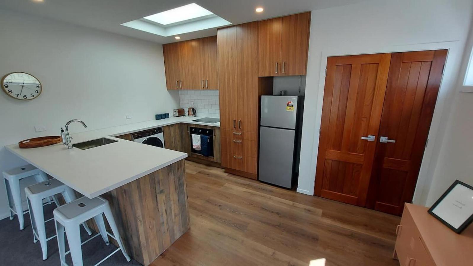 Sleek Suite By The Sand 1-Bedroom Dunedin Exterior photo
