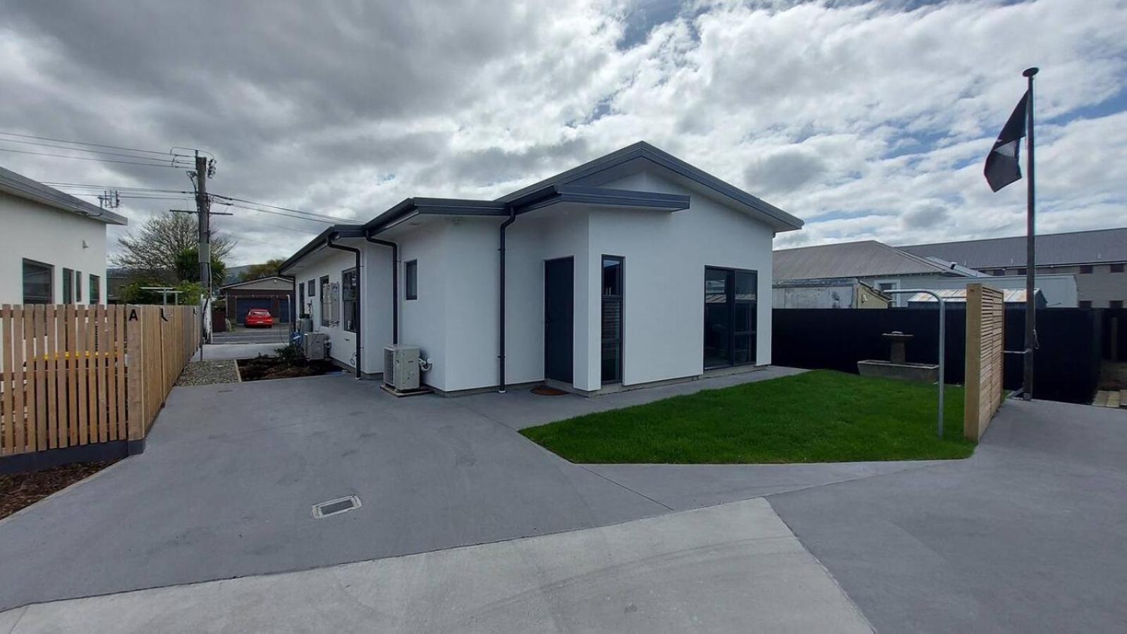 Sleek Suite By The Sand 1-Bedroom Dunedin Exterior photo